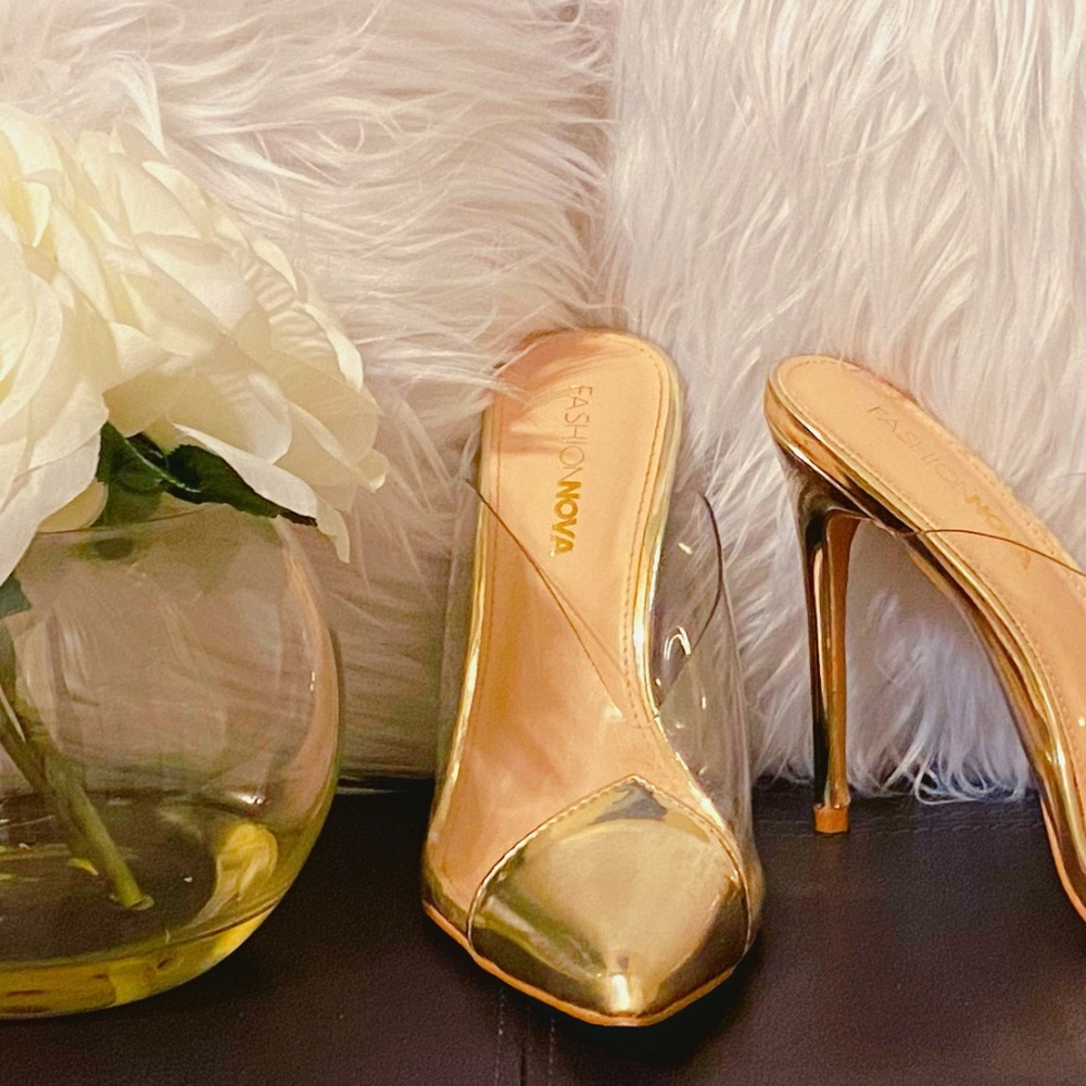 What A Show Off Pump - Gold